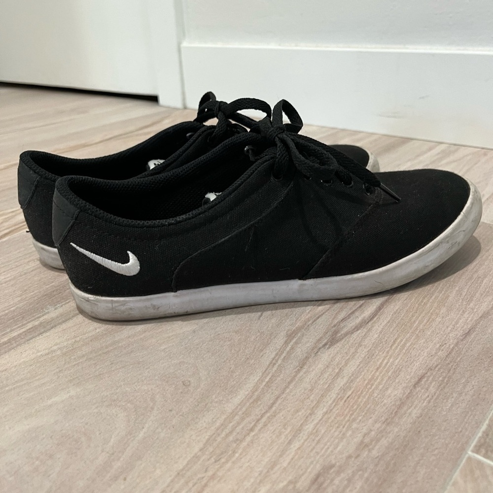 Nike Black and White Sneakers Classic Low-Top Design Woman’s Size 7